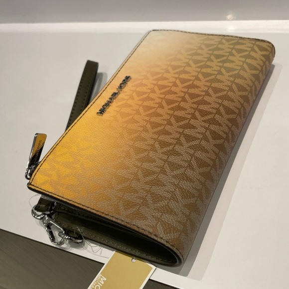 MICHAEL KORS Jet Set Lg Ombré Signature Logo Wristlet Phone Holder
Olive Com
NWT - Picture 4 of 16